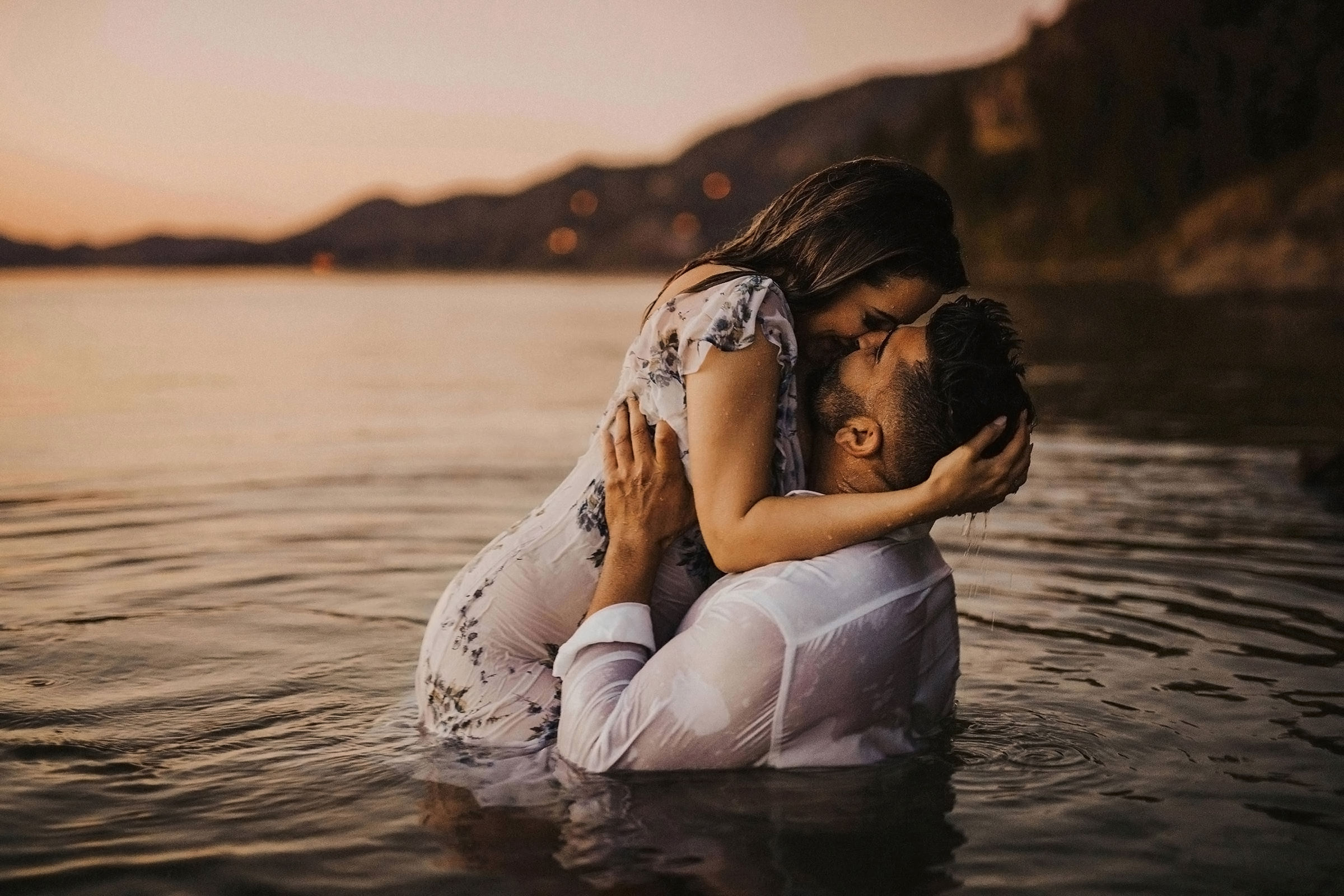 Steamy engagement session in the Okanagan lake!
